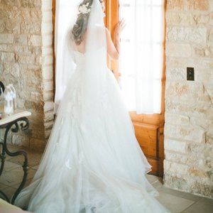 Beautiful Anna Sul Y wedding gown with veil included